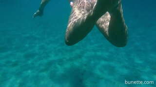 Simma med min butt plug i havet