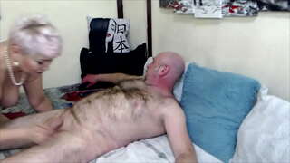 Depraverade gammal ryska tik AimeeParadise flitigt suger kuk till hennes älskade make ...