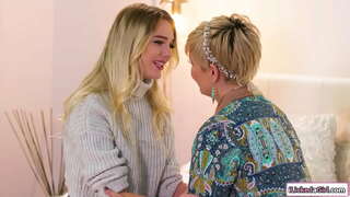 Grandes mamas milf cu lambido por um tetas pequenas lésbica gata