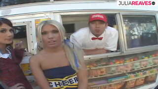 Vendeur de crème glacée fait baise trio dans son camion de glaces