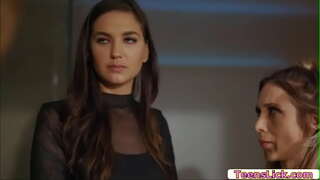 Charlotte Stokely fahafaham-po ny filàna, ary izy dia hanampy Silvia Saige