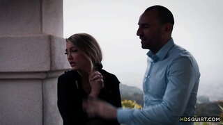 Ť�鸡巴的家伙乱搞个可怜的女孩，直到她鞘