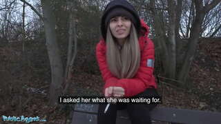 Poiblí Agent Cheating Bhean chéile agus Téann Scriúnna Strainséir