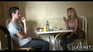 Rapaz senta-se e olha