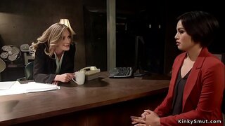 ���ुनहरे बाल वाली समलिंगी स्त्रियां गुदामैथुन काले बाल वाली उप अधिकारी के साथ