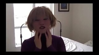 عورت پر رکھتا ہے ایک خاتون ماسک ایک dildo کے ساتھ ادا کرتا ہے