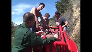 Перверзна Црна курва Кели Старр са великим сисама ужива, када је четири пожудне момке гура у све њене јебене рупе