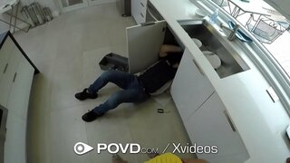 Stor kuk glider in i trånga fitta brunett