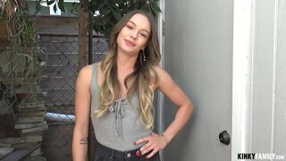 Kinky Familj - Hennes unga vagina Kinky Familj - Hennes unga vagina