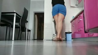 Mare jugant a la cuina. Molt calent i humit cony