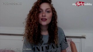 Врућа немачки аматерски бабе користи дебео дилдо, да се протегне своју уској маца и гласно стење, све док се не цумс