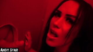 Flickvän blåser kuk i Gloryhole