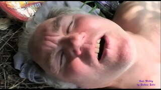 Η τσούλα βλέπει δύο γέρους να γαμιούνται στην ύπαιθρο και να τους ενώνει